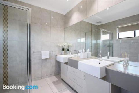 Cypress Townhouse 23 Suite - Rent Accommodation 3