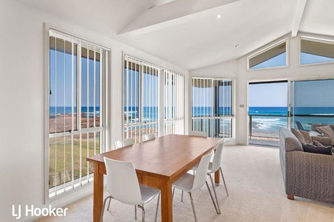 Absolute Waterfront At Anna Bay - Rent Accommodation 6