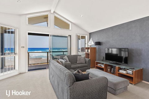 Absolute Waterfront At Anna Bay - Rent Accommodation 3