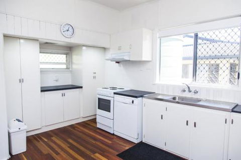 Urangan Harbour Cottage - Rent Accommodation 6
