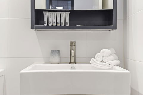 HomeHotel Stylish Apt Next To Train & Westfield - Rent Accommodation 5