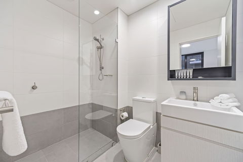 HomeHotel Stylish Apt Next To Train & Westfield - Rent Accommodation 1