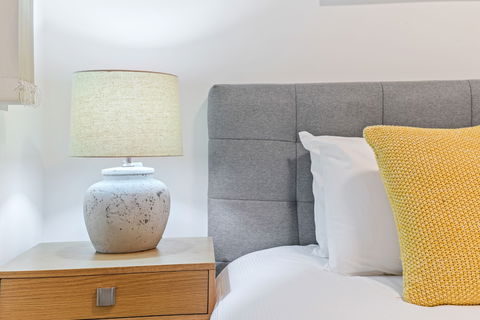 HomeHotel Stylish Apt Next To Train & Westfield - Rent Accommodation 6