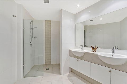 Coast Luxury Apartments 3 - Rent Accommodation 6