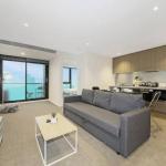A Modern & Central Apt With Beautiful City Views - Rent Accommodation 0