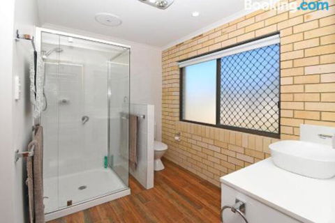 Urangan Harbour Bungalow - Rent Accommodation 5
