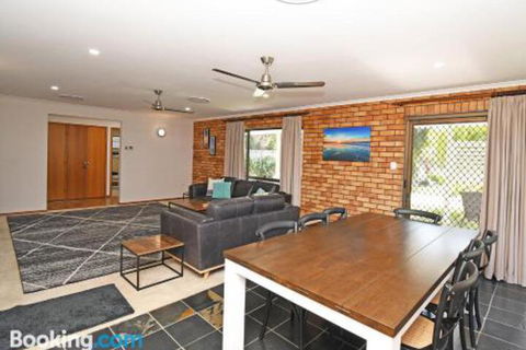 Urangan Harbour Bungalow - Rent Accommodation 0