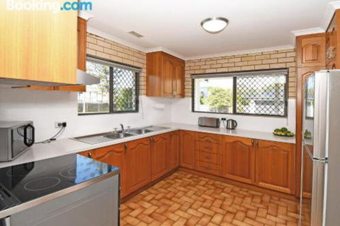 Urangan Harbour Bungalow - Rent Accommodation 3