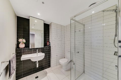 A Modern 2BR CBD Apt City Views FREE Parking - Rent Accommodation 1
