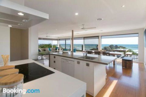 Anchor Beachfront Retreat - Rent Accommodation 1