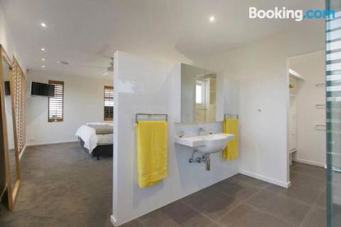 Anchor Beachfront Retreat - Rent Accommodation 3
