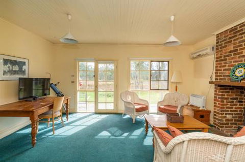 Acheron Valley Lakefront Cottages - Rent Accommodation 6