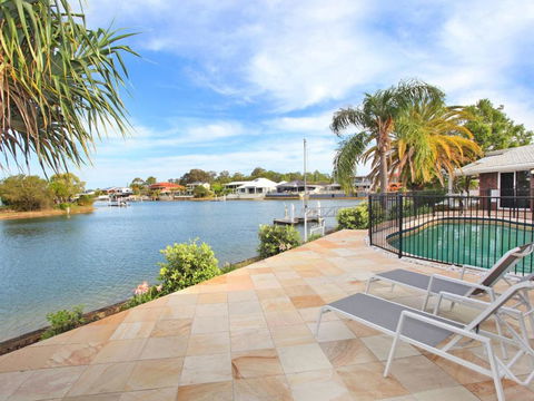 April 19 4 Bedroom Home On Canal With Pool Pontoon Aircon & WiFi! - Rent Accommodation 3