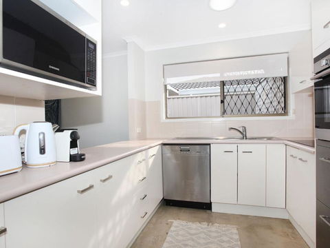 April 19 4 Bedroom Home On Canal With Pool Pontoon Aircon & WiFi! - Rent Accommodation 6