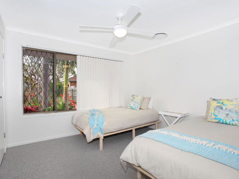 April 19 4 Bedroom Home On Canal With Pool Pontoon Aircon & WiFi! - Rent Accommodation 2