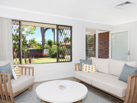 April 19 4 Bedroom Home On Canal With Pool Pontoon Aircon & WiFi! - Rent Accommodation 4