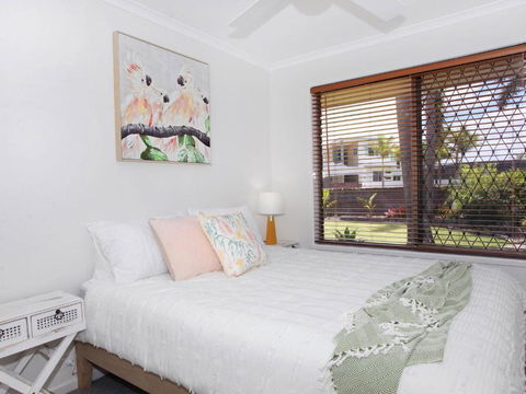 April 19 4 Bedroom Home On Canal With Pool Pontoon Aircon & WiFi! - Rent Accommodation 5