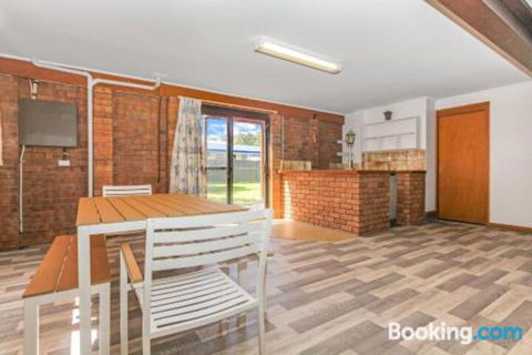Stingray Shores Your Riverside Escape - Rent Accommodation 4
