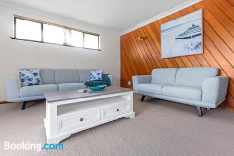 Stingray Shores Your Riverside Escape - Rent Accommodation 2