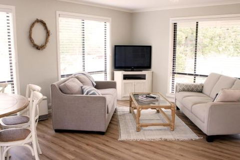 Charlottes Honor River & Golf Cottage - Rent Accommodation 0