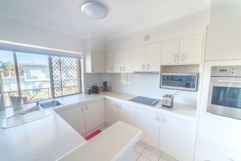 1 Bedroom Gold Coast Beachside Apt W AC + Parking - Rent Accommodation 4