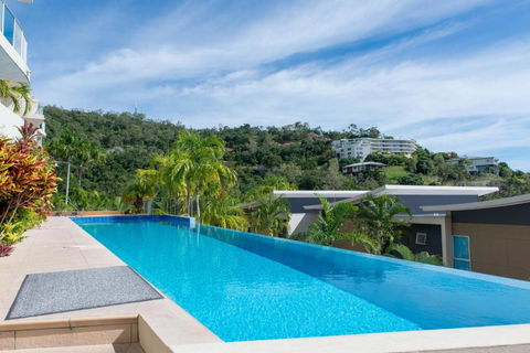 Azure Seas Executive Airlie Beach - Rent Accommodation 3
