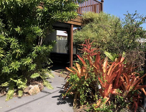 Five 3 Five - The Beachside Barracks - Rent Accommodation 5