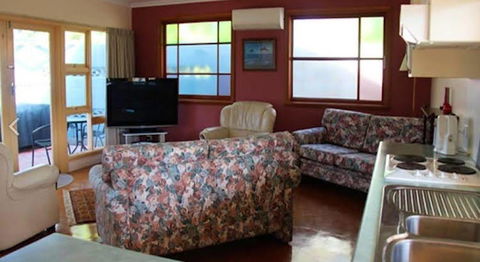 Anchlia Waterfront Cottage - Rent Accommodation 1