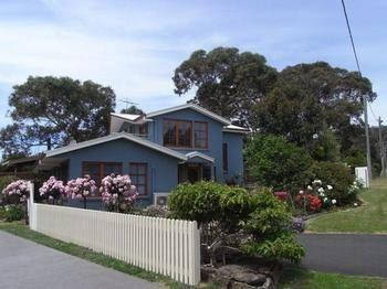Anchlia Waterfront Cottage - Rent Accommodation 0