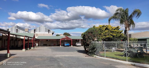 Hume Inn Motel - Rent Accommodation 4