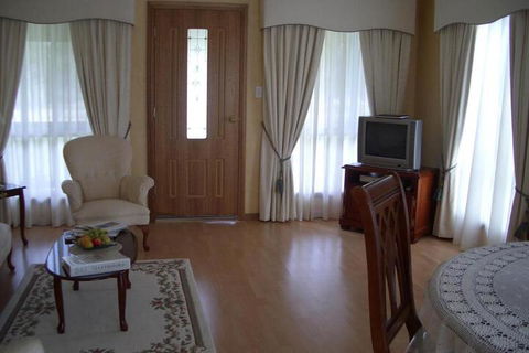 Carolynnes Cottages - Rent Accommodation 3