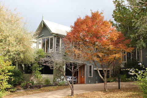 Oak Tree Lodge - Rent Accommodation 0