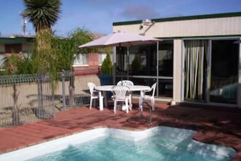 Corowa Motor Inn - Rent Accommodation 7