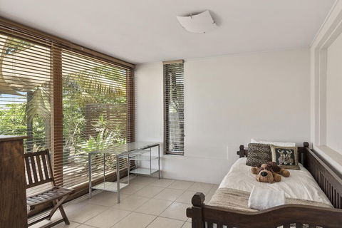 McAuleys Beach House - Rent Accommodation 5