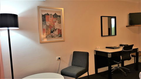 Hibiscus Lakeside Motel - Rent Accommodation 6