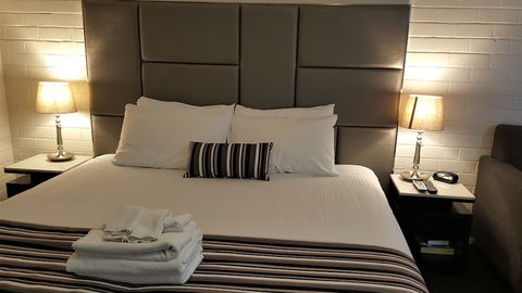 Hibiscus Lakeside Motel - Rent Accommodation 0