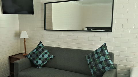 Hibiscus Lakeside Motel - Rent Accommodation 3