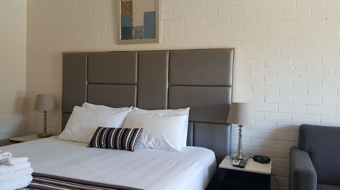 Hibiscus Lakeside Motel - Rent Accommodation 2