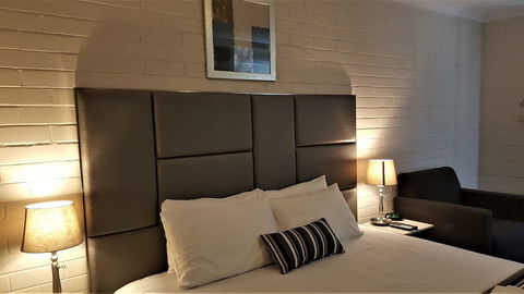 Hibiscus Lakeside Motel - Rent Accommodation 4