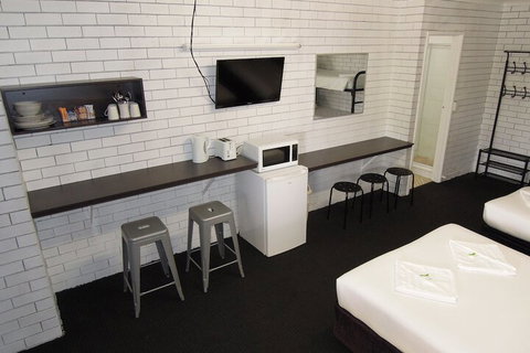 Jackaroo Apartments - Rent Accommodation 4