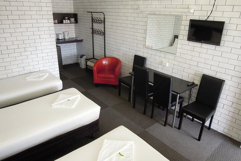 Jackaroo Apartments - Rent Accommodation 7