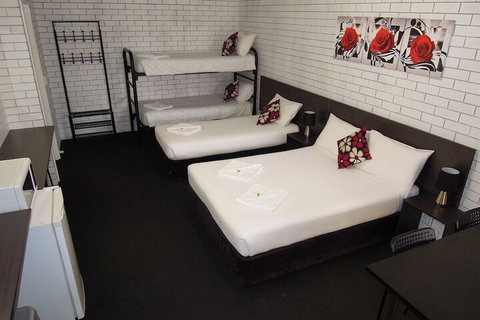 Jackaroo Apartments - Rent Accommodation 1