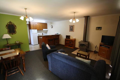 Halls Gap Log Cabins - Rent Accommodation 4