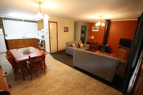 Halls Gap Log Cabins - Rent Accommodation 1