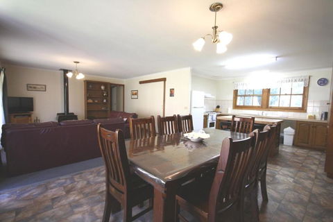 Halls Gap Log Cabins - Rent Accommodation 5