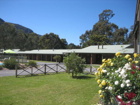 Halls Gap Log Cabins - Rent Accommodation 3