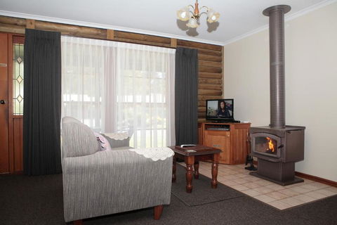 Halls Gap Log Cabins - Rent Accommodation 2