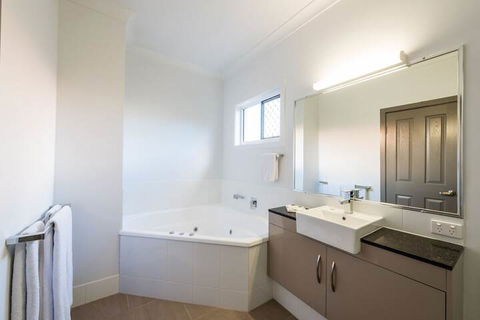 Athena Motel Apartments - Rent Accommodation 4