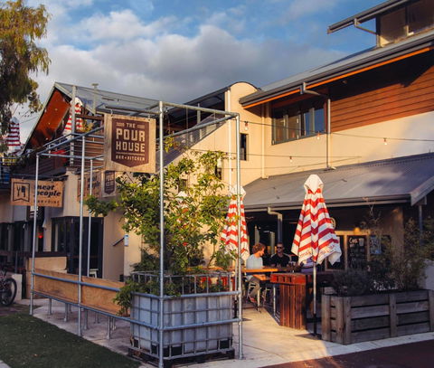 The Pourhouse Bar And Kitchen - Rent Accommodation 0