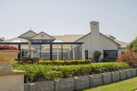 Harrigans Irish Pub And  Harrington River Lodge - Rent Accommodation 0